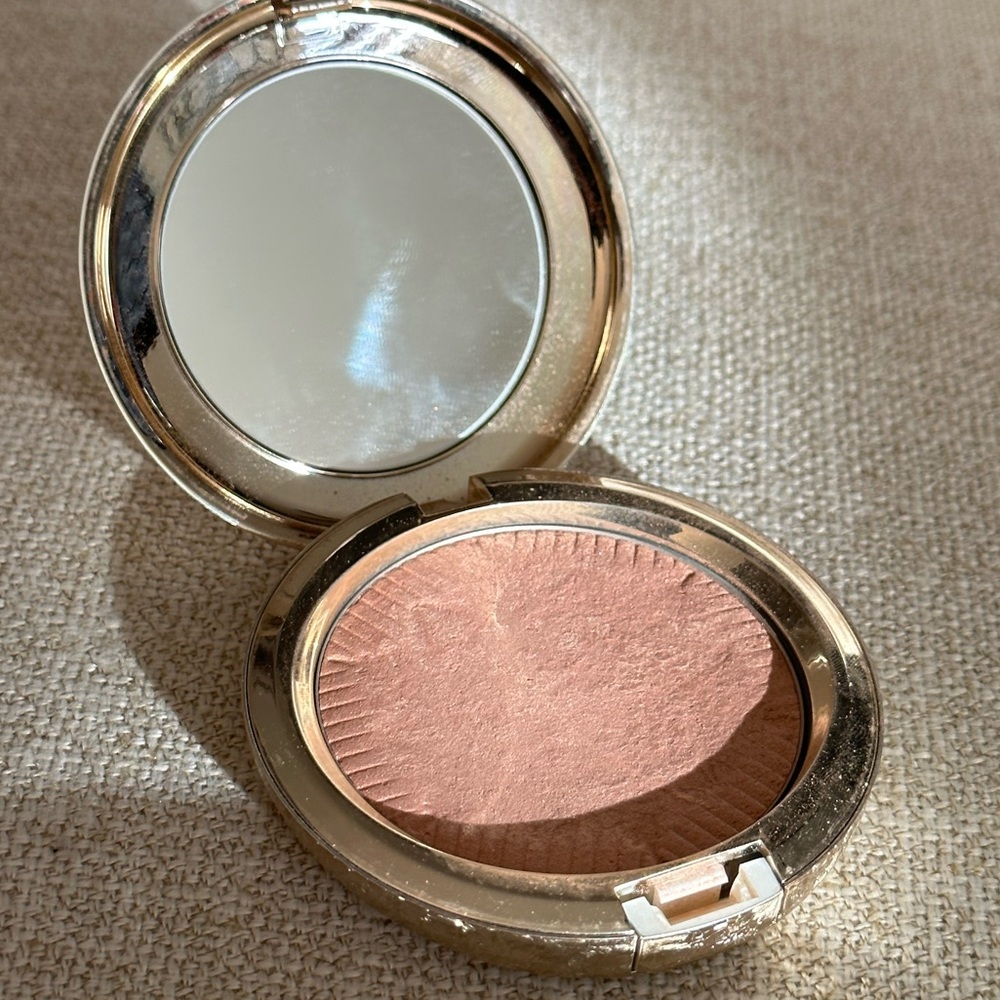 MAC holiday collection highlighter here comes joy